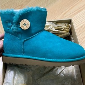 BRAND NEW MINI BAILEY UGGS SIZE 7